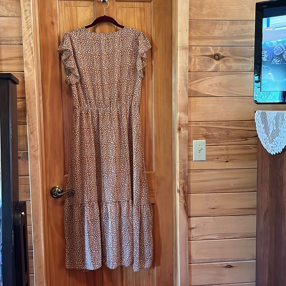 Brown and white short sleeve dress. - Picture 2 of 3